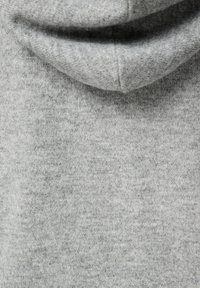 Grijze hoodie gemaakt van zachte, gebreide stof, met een gestructureerd oppervlak en een ronde capuchon met een casual design.