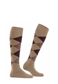 Calzini alti fino al ginocchio con uno sfondo beige e un motivo argyle color bordeaux, con linee di accento rosa. Il design è elegante e moderno.