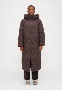 YAS Petite YASFUDGE LONG COAT - Páperový kabát - hot fudge