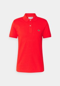 Rode polo shirt van katoen, met een klassieke kraag, een knoopsluiting met twee knopen en een klein groen logo aan de linkerkant.
