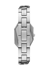 Correa de reloj de acero inoxidable plateado con eslabones rectangulares, con un acabado cepillado y superficie suave. Acentuada por un diseño de caja hexagonal.