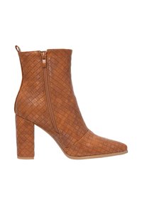 Botas de tobillo de imitación de cuero marrón con un patrón de tejido texturizado, punta afilada y cremallera lateral, sostenidas por un tacón grueso.