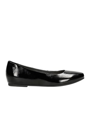 Schwarze Ballerinas mit glänzender Lackoberfläche, spitzem Zehenbereich, leichtem Absatz und glatter Textur. Minimalistisches Design ohne sichtbare Verzierungen.