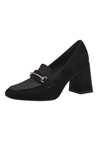 Scarpa nera con tacco alto, in suede, punta affusolata, suola in gomma e una fascia decorativa con hardware dorato sulla parte superiore del piede.