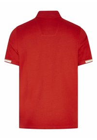 Rode polo shirt met een kraag. Heeft korte mouwen met witte accentstrepen bij de manchetten. Gemaakt van gladde stof.