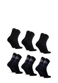 Seis pares de calcetines: cuatro negros lisos y dos con un patrón de argyle en gris y azul marino. Cuentan con una textura suave y puños acanalados para mayor comodidad.