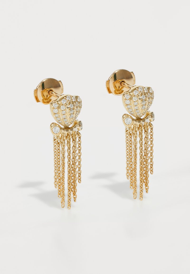 Zelta toņu auskari ar čaulas dizainu, kas rotāti ar caurspīdīgiem rhinestones un garām ķēdēm, kas karājas zem čaulas.