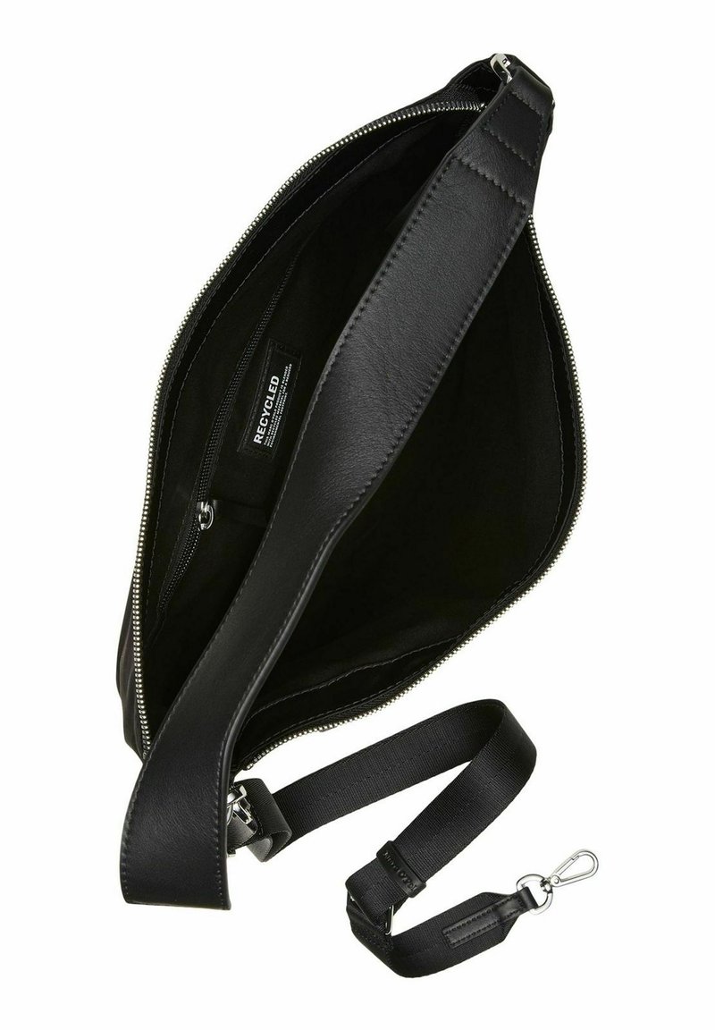 Schwarze Tasche aus recyceltem Leder mit einem Reißverschluss, die über ein geräumiges Innenfach, einen verstellbaren Tragegurt und ein dezentes Texturmuster verfügt.