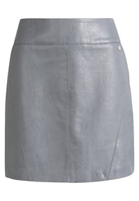 Mini falda de cuero gris con una textura suave, cintura alta y un brillo sutil. Presenta líneas limpias y un acento de logo en la parte frontal.