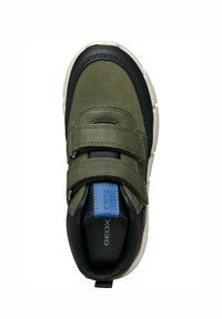 Zapatillas de ante verde y material negro con dobles correas de Velcro, etiqueta de logo azul y suela de goma texturizada, con cuello y lengüeta acolchados.