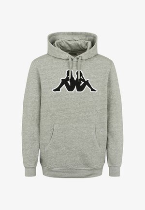Grå hoodie i mjukt material, med en stor svart logotyp på framsidan som visar två figurer, en känguruficka och ribbade muddar.