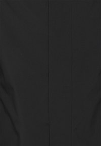 Tejido negro con una textura suave y un ligero brillo. El material es uniforme, con una costura limpia que corre verticalmente. Sin patrones ni acentos.