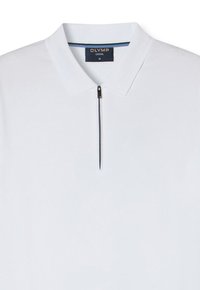 Witte poloshirt met een ritssluiting bij de kraag en korte mouwen. Heeft een effen textuur en een contrasterende binnenkraagstrook. Label bij de halslijn.