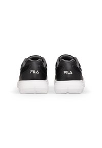 Scarpe da atletica nere con parte superiore in tessuto a rete texturizzato, suole in gomma bianca e logo Fila sul tallone. La vista posteriore mostra il colletto e la linguetta imbottiti.