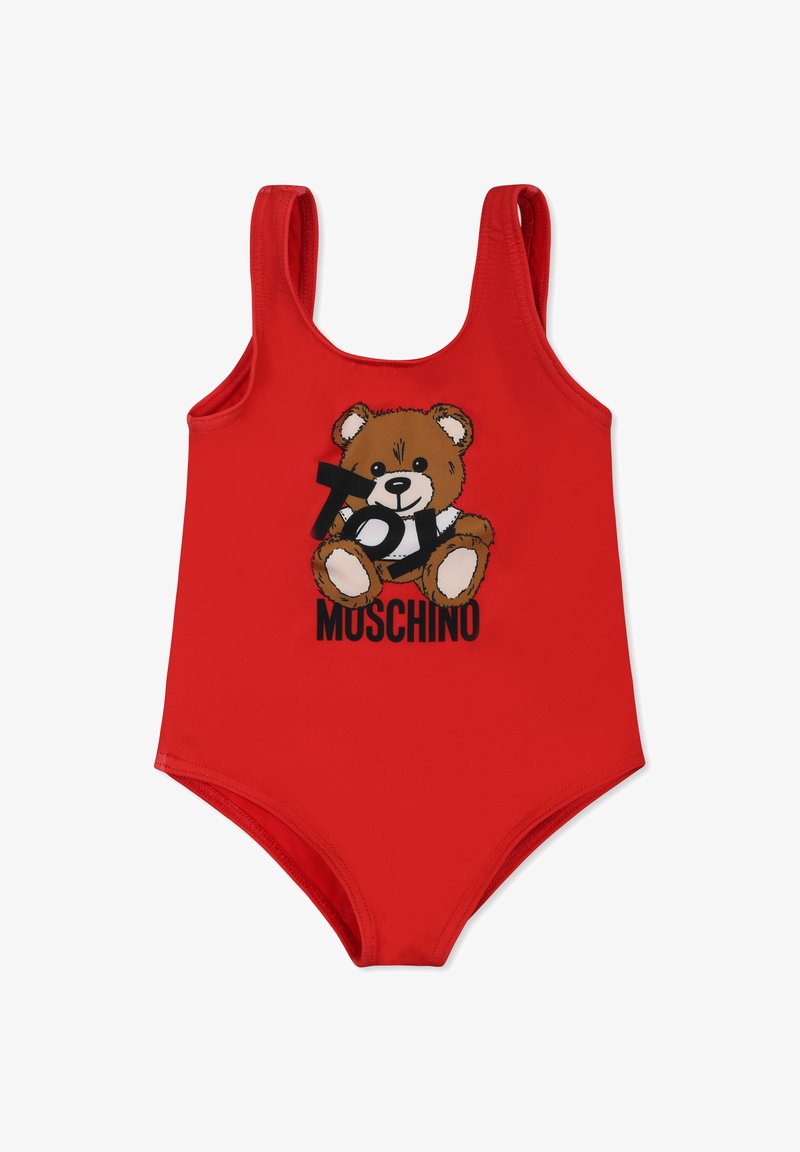 Czerwony jednoczęściowy strój kąpielowy wykonany z gładkiego materiału, z nadrukowanym rysunkowym misiem oraz tekstem "Toy Moschino" w czerni poniżej wzoru misia.