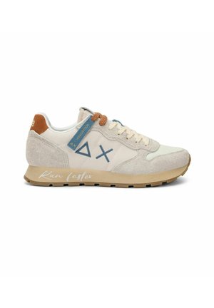 Sneaker beige e grigio chiaro con logo geometrico blu, dettaglio marrone sul tallone, suola beige con scritta "Run faster" e lacci di colori misti.