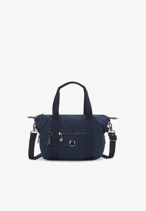 Sac en tissu bleu marine avec deux poignées supérieures, une sangle réglable, une finition texturée, une poche zippée à l'avant et un détail de charme décoratif.