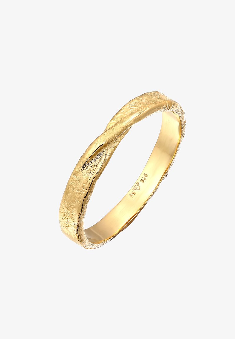 Guldring med en strukturerad, vågig design. Ringen är slät inuti och har en matt finish med subtil glans längs kanterna.