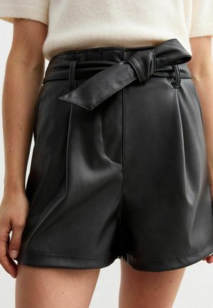 Zwarte leren shorts met een brede tailleband en een gestrikte riem. Heeft plooien en zijzakken en toont een gladde, glanzende textuur.