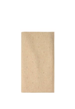 Beige strikket rektangulært halstørklæde med små, jævnt fordelte hulmønstre og en ribbet kant på den ene side.