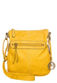 Borsa crossbody in pelle gialla con tasca frontale con zip, tracolla regolabile e un charm rotondo in metallo con logo. Texture liscia, design minimalista.
