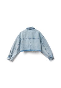 Kort denimjacka med en ljusblå tvätt, långa ärmar, knäppningar vid ärmsluten och en fransad fåll. Baksidan har två horisontella sömmar.