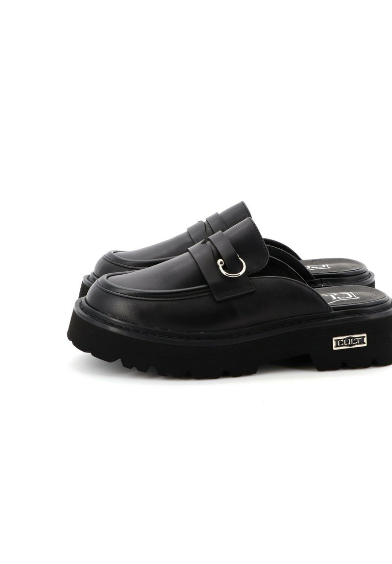 Scarpe slip-on nere con piattaforma realizzate in pelle liscia, dotate di una fascia con un anello metallico, suola texturizzata e un'accento con il marchio sul lato.