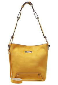 Gul faux mocka-handväska med en slank design, som har en metallisk logoplåt och justerbar rem. Platt botten med metallaccenter.