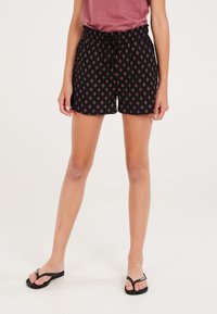Zwarte shorts met een gemusterd ontwerp van kleine diamanten in het rood. Elastische tailleband met trekkoord. Lichtgewicht stof geschikt voor warm weer.