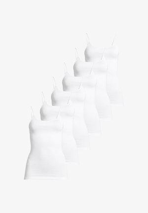 Six camisoles blancs pour femmes à fines bretelles, disposés en formation décalée sur un fond blanc.