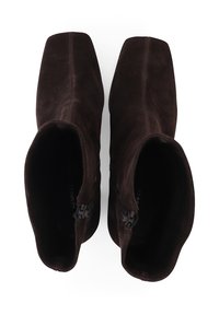 Braune Wildleder-Ankle-Boots mit quadratischer Zehenform, ausgestattet mit einer glatten Textur und minimalistischer Gestaltung. Seitlicher Reißverschluss.