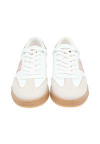 Chaussures de sport blanches avec des rayures rose clair, bout et côtés en daim, lacets plats blancs et semelle en gomme texturée couleur caramel.