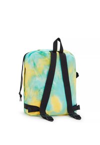 Sac à dos avec un motif tie-dye présentant des couleurs turquoise, jaune et verte. Sangles noires réglables et une poignée supérieure pour le porter.