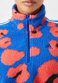 adidas Sportswear ESSENTIALS 3 STRIPES ANIMAL PRINT CROPPED QUARTER ZIP  - Fleecetröja - semi lucid blue/multicolor
