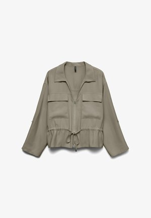 Giacca marrone chiaro con zip, maniche larghe, due tasche con patta sul petto e vita regolabile con coulisse.