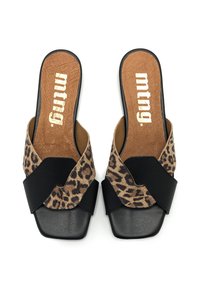 Sandalias deslizantes negras y con estampado de leopardo, con punta cuadrada y amplias correas cruzadas; plantilla de imitación de cuero texturizada con marca metálica.