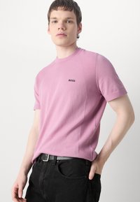 BOSS MOMENTUM LITE - Βασικό μπλουζάκι - light/pastel purple
