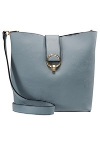 Lichtblauwe leren handtas met een gestructureerde textuur, ontworpen met een vlakke bovenkant, een goudkleurige cirkelvormige hardware-accent en een lange schouderband.