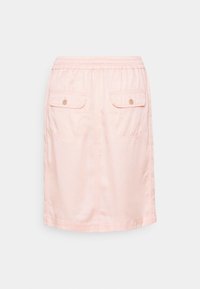 Falda de algodón rosa con un diseño hasta la rodilla, que cuenta con una cinturilla elástica, dos bolsillos tipo parche en la parte frontal y sencillos detalles de botones.