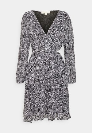 Robe à manches longues imprimée zèbre noir et blanc avec décolleté en V, taille froncée et ourlet légèrement volanté.