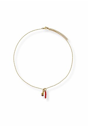 Zarte goldene Halskette mit kleiner roter Perle und sternförmigen Anhängern, die nahe dem Verschluss auf weißem Hintergrund hängen.