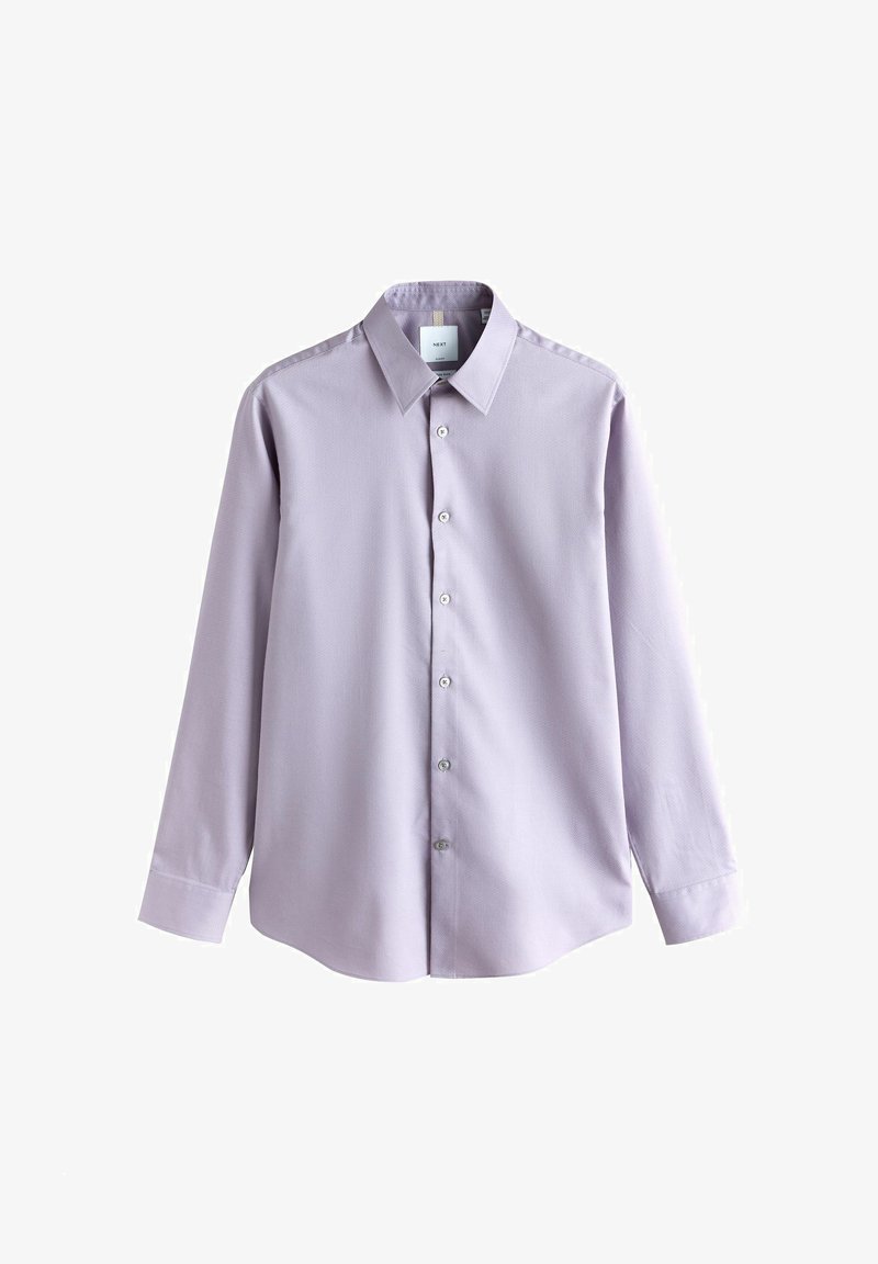 Chemise lavande à manches longues avec boutons, col pointu et poignets standards, présentée sur un fond blanc.
