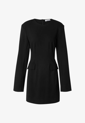 Zwart mini-jurk met lange mouwen, ronde halslijn, gestructureerde schouders en twee voorzakken met klep, ritsluiting aan de achterkant.