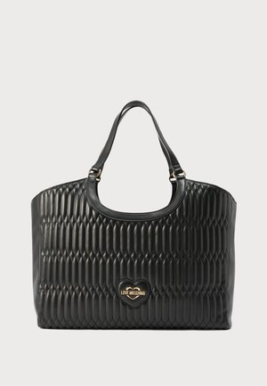 Czarna pikowana torebka na ramię z podwójnymi paskami i złotym sercowatym logo "Love Moschino" na środku przedniej części.