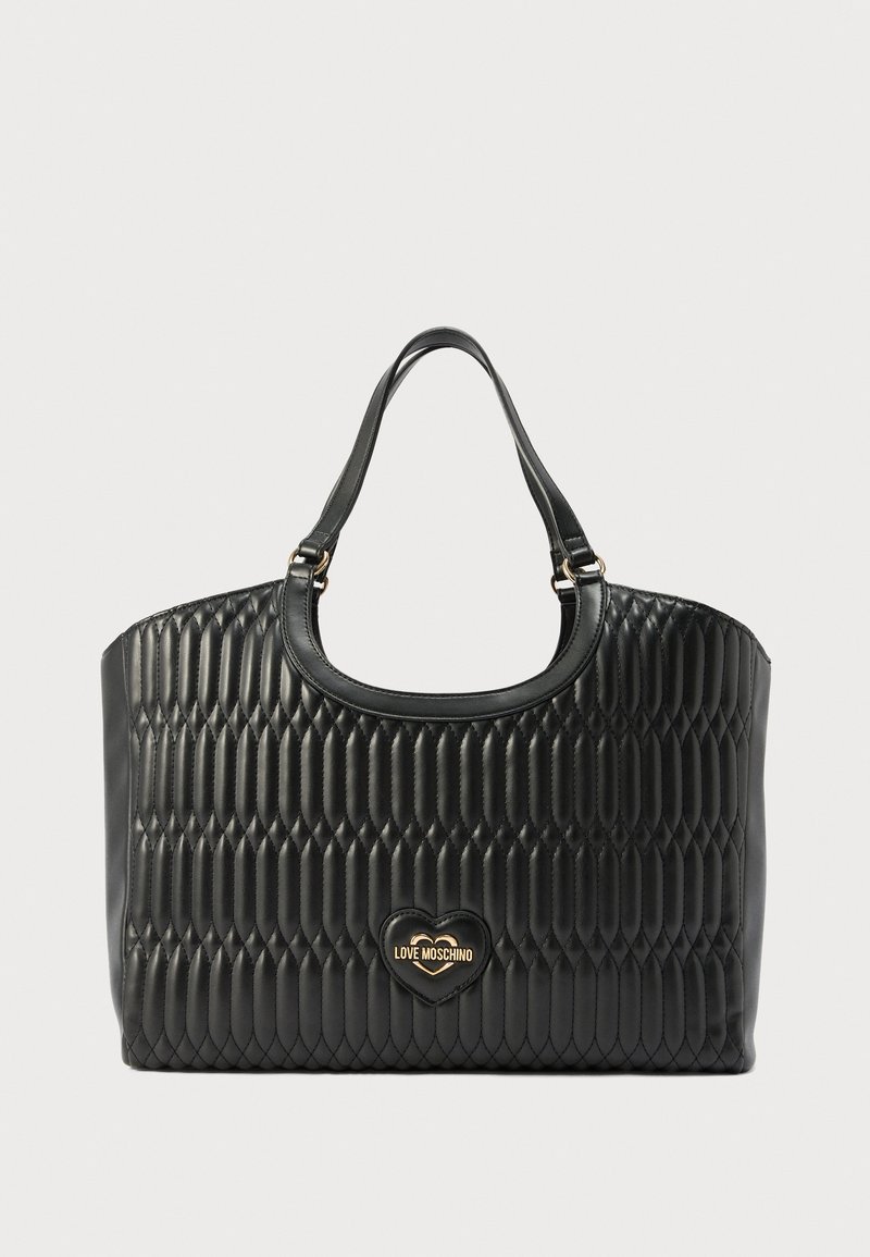Μαύρη τσάντα καπιτονέ με διπλούς ιμάντες και χρυσό λογότυπο "Love Moschino" σε σχήμα καρδιάς στο κέντρο της μπροστινής πλευράς.