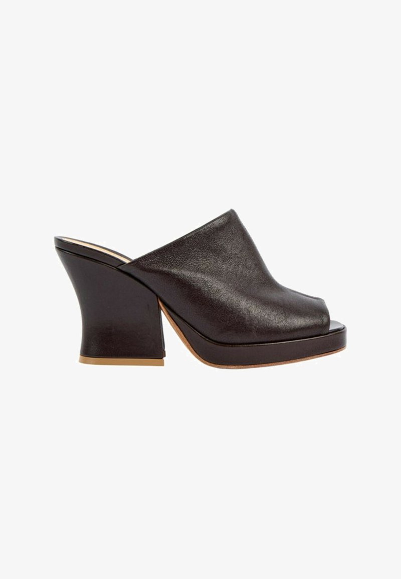 Mule en cuir noir à bout ouvert avec un talon haut épais et une semelle plateforme, vue de profil sur fond blanc.