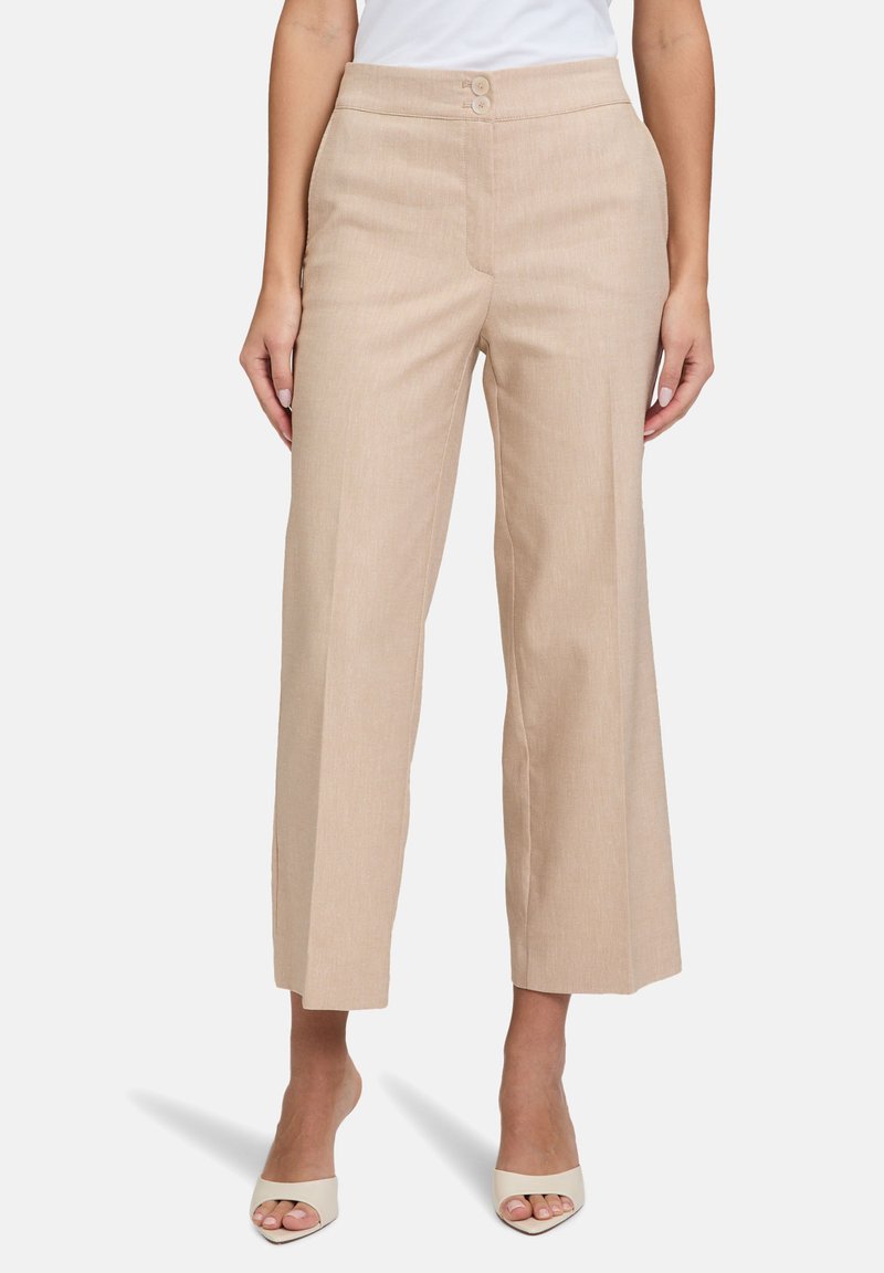 Beżowe spodnie szerokie z delikatnym wzorem pasków, wykonane z gładkiego materiału, z dwoma guziczkami z przodu i dopasowanym krojem.