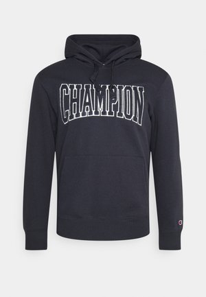Zwarte hoodie met witte "CHAMPION" tekst over de borst, voorzak kangoeroe, capuchon met trekkoord en klein Champion-logo op de linkermouwboord.