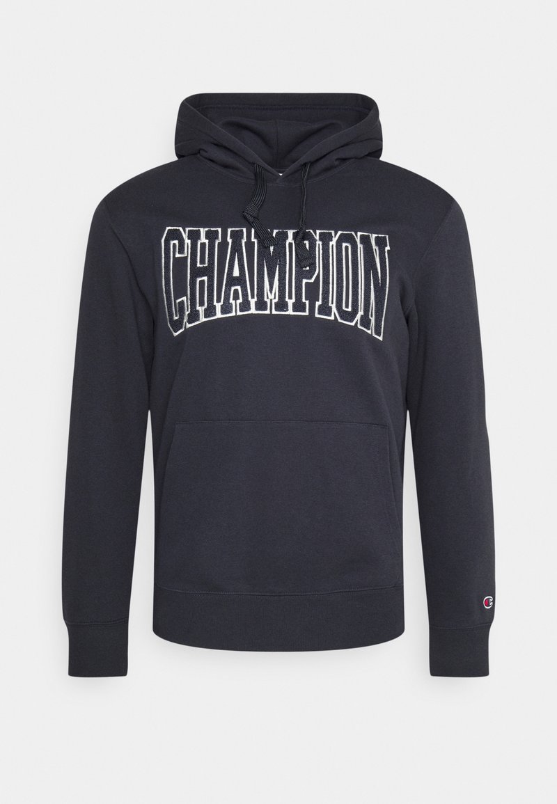 Sweat à capuche noir avec texte blanc "CHAMPION" sur la poitrine, poche kangourou devant, capuche avec cordon de serrage et petit logo Champion sur le poignet de la manche gauche.