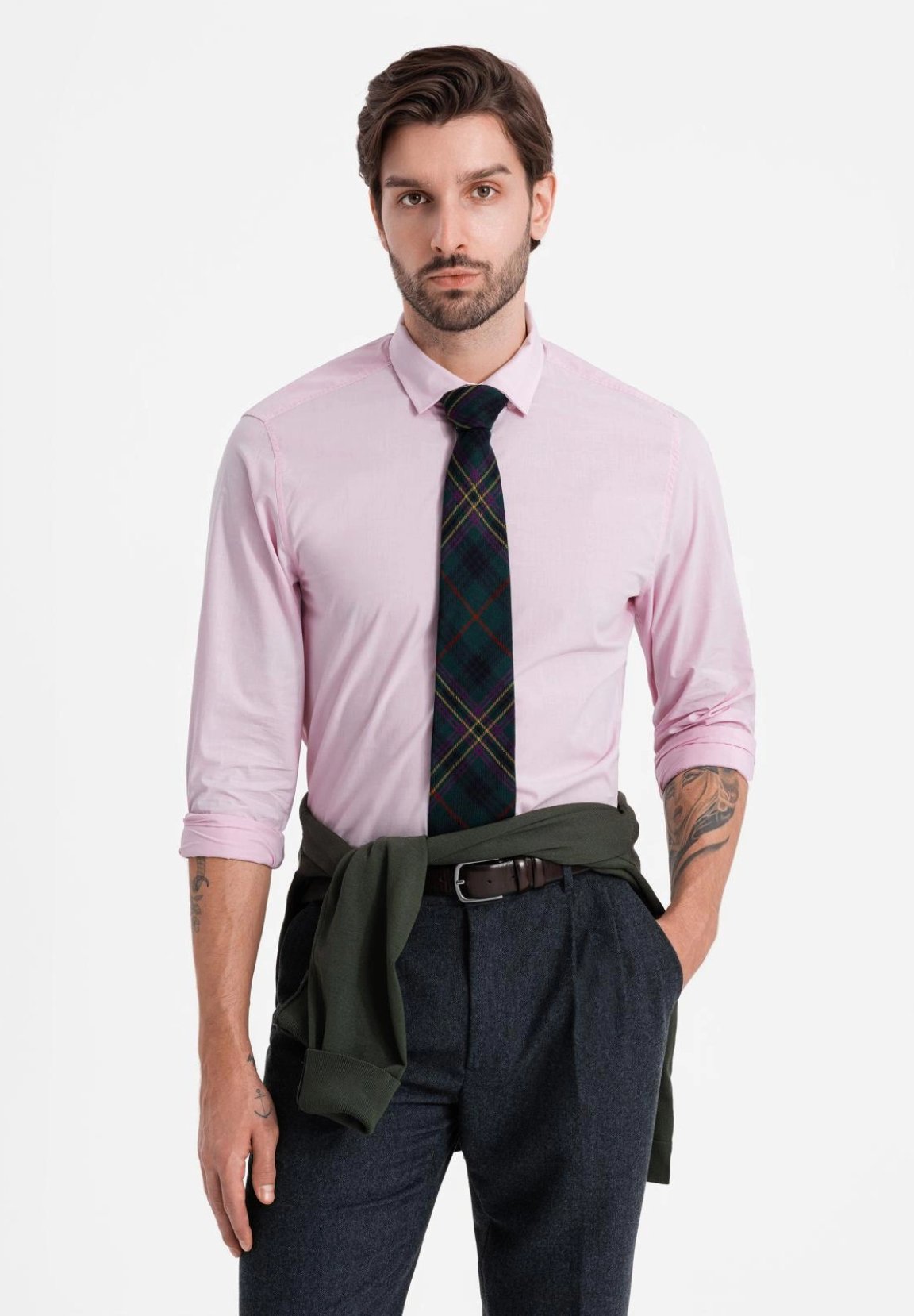 Chemise Rose Quelle Couleur De Chemise Avec Un Costume Bleu